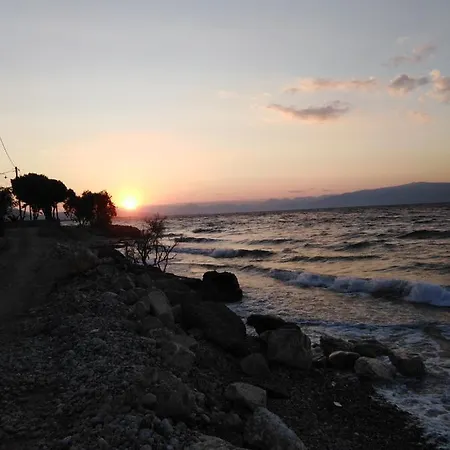 σπίτι με σοφίτα μπροστά στη θάλασσα فيلة Trápeza