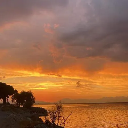 σπίτι με σοφίτα μπροστά στη θάλασσα * Trápeza